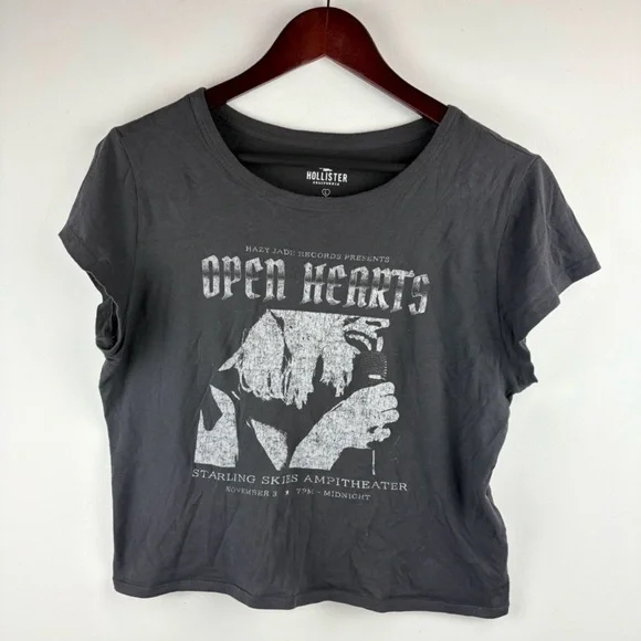 Hollister Women’s Open Heart Graphic Baby Tee Shirt Size Large Biker Grunge Punk - Picture 2 of 3